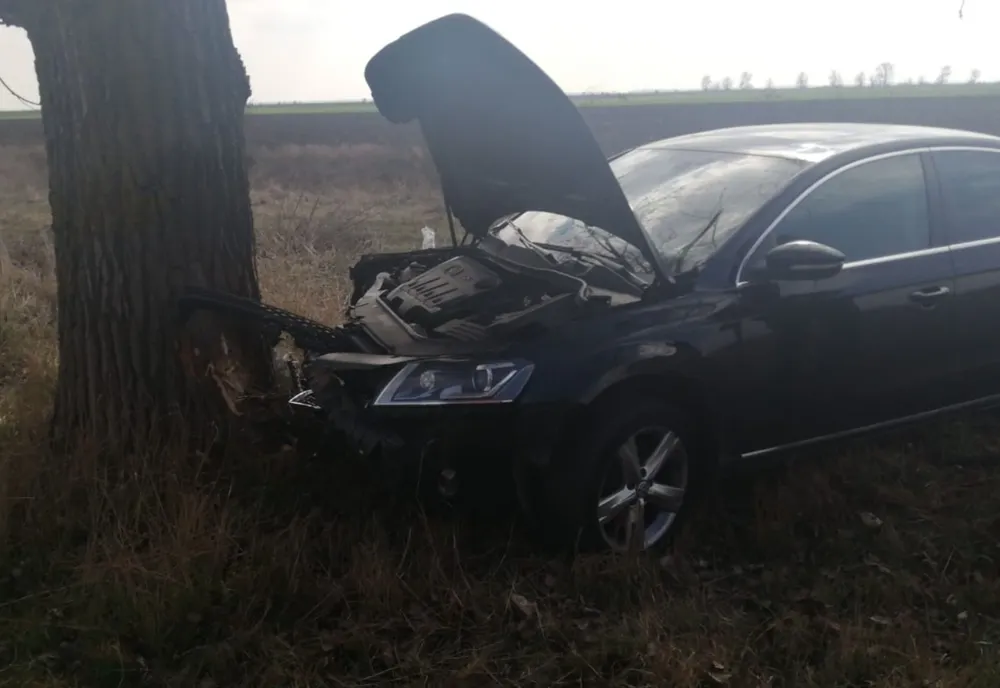 Patru persoane rănite după ce șoferul a intrat cu mașina într-un copac