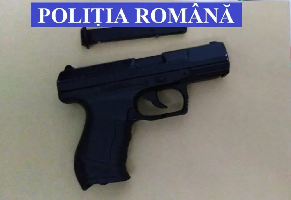 Percheziții domiciliare la un bărbat care deținea o armă neletală supusă autorizării