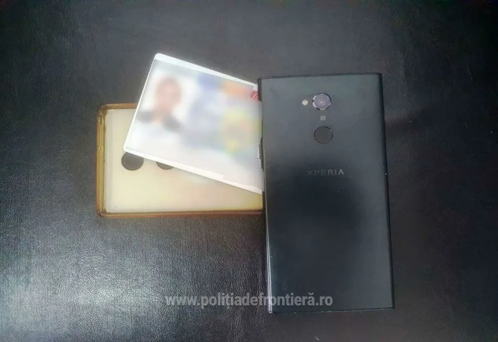 Carte de identitate falsă, ascunsă în husa telefonului
