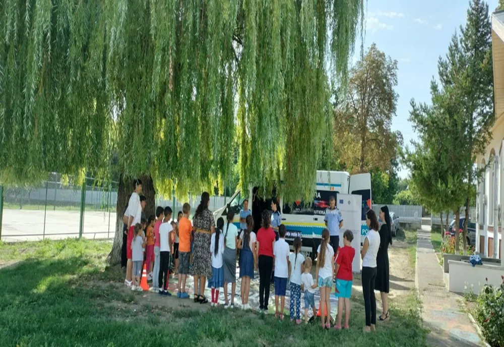 Polițiștii de la rutieră au trecut pe la atelierele de vară "Șotron "