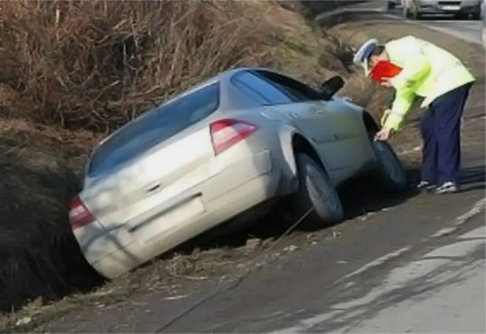 Rupt de beat și cu permisul suspendat, un bărbat din Liești a ajuns cu mașina în șanț