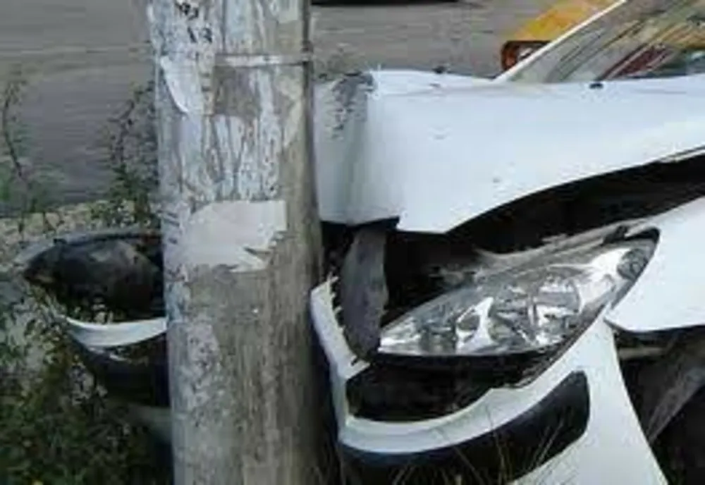 O gălățeancă a intrat cu mașina într-un stâlp de electricitete de pe Șoseaua Buzăului din municipiul Brăila