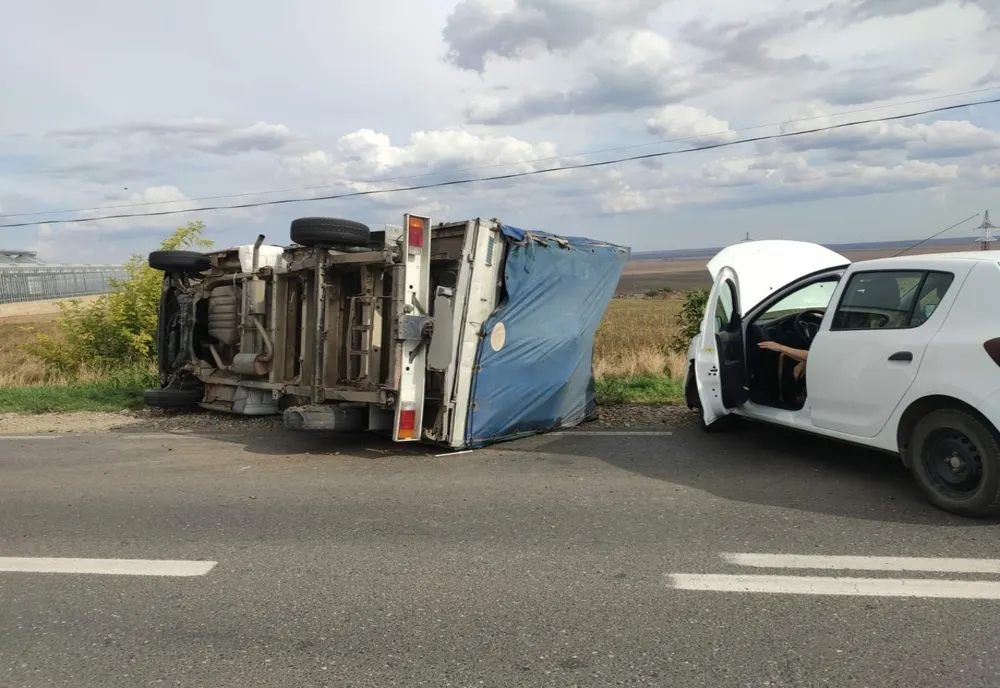I-a explodat pneul și a pierdut controlul volanului, intrând în coliziune cu un autoturism aflat pe celălalt sens de mers