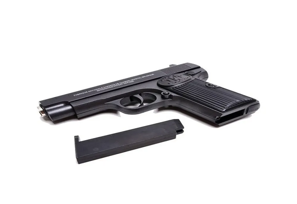 Un conducător auto în vârstă de 19 ani depistat având sub scaunul șoferului un pistol metalic, calibrul 6 mm, prevăzut cu un încărcător cu butelie de gaz, în care erau 6 bile din plastic
