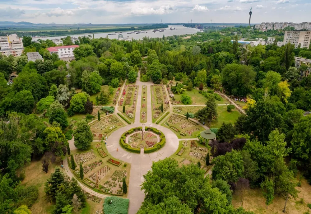 Alei cu pavaj solar în Grădina Botanică din Complexul Muzeal de Ştiinţele Naturii ”Răsvan Angheluţă” din Galați