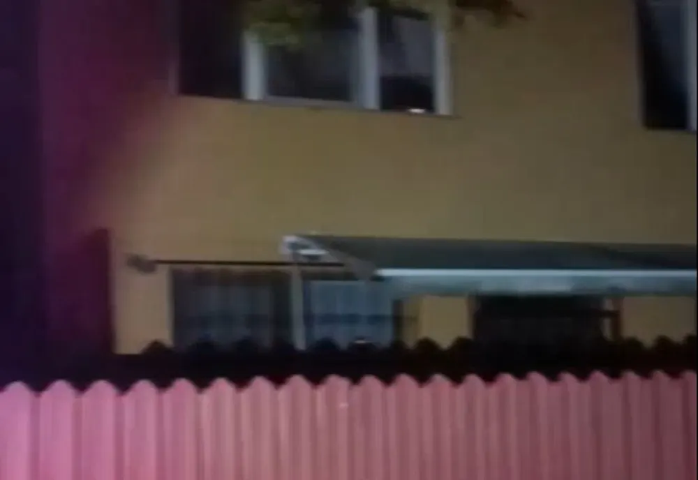 video: Surprins în flagrant de polițiști când părăsea apartamentul de unde furase diferite valori, inclusiv bijuterii