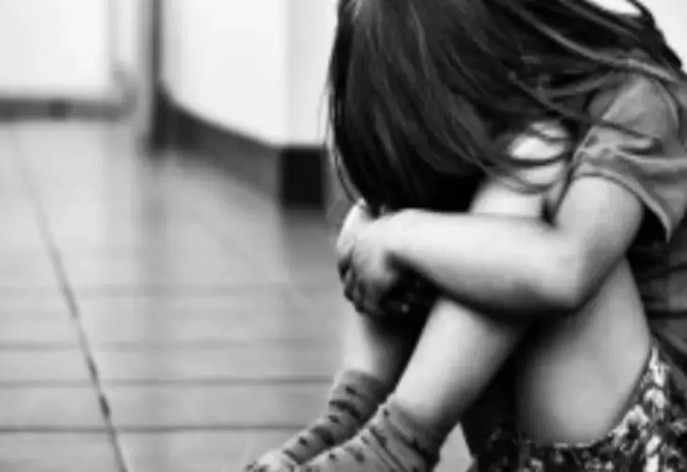 Polițiștii gălățeni îl caută pe minorul de 17 ani care a violat-o pe fosta prietenă în toaleta unui Mall din Galați