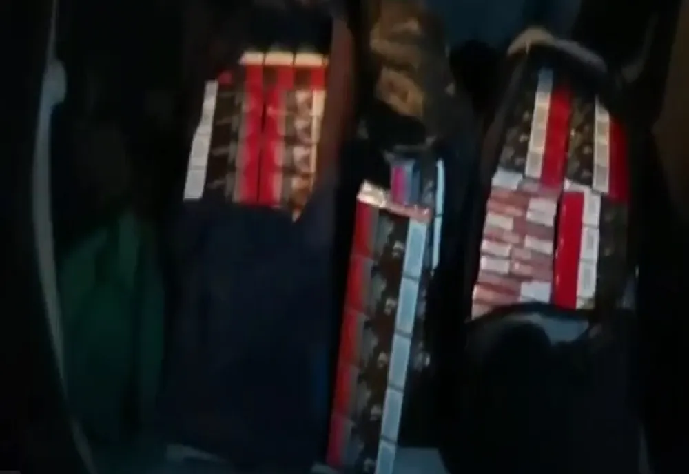 Video: Contrabandă cu țigări. 10000 de țigarete netimbrate găsite de polițiștii din Tecuci în autoturismul unui bărbat din Bârlad