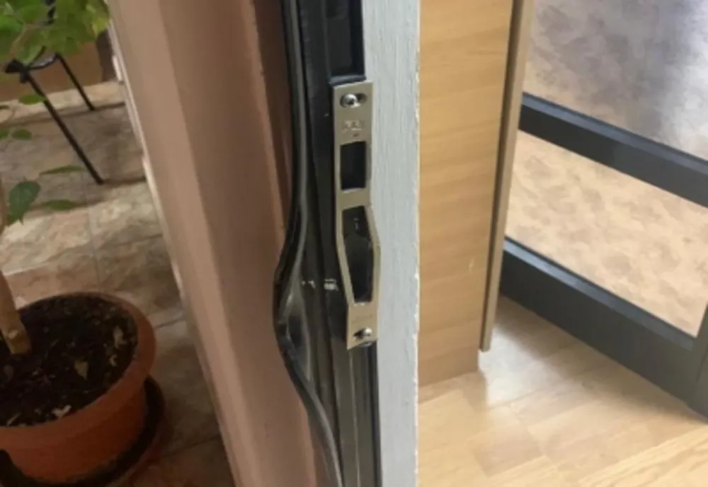 Spargere la CJAS Galați. Hoții au forțat un geam termopan și au pătruns în birouri și în caserie