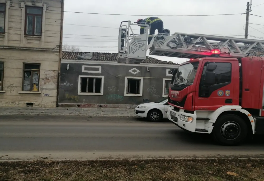 Vântul puternic a smuls două acoperișuri în municipiul Galați
