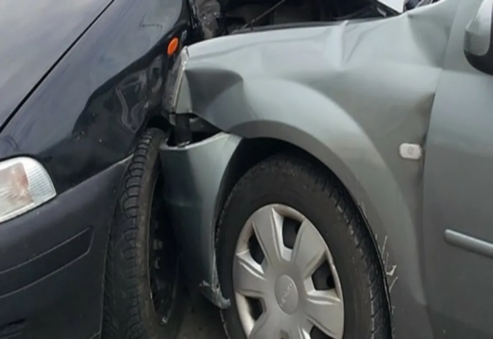 Șofer rănit după ce un alt autoturism a intrat în el când a schimbat direcția de deplasare către stânga fără să se asigure