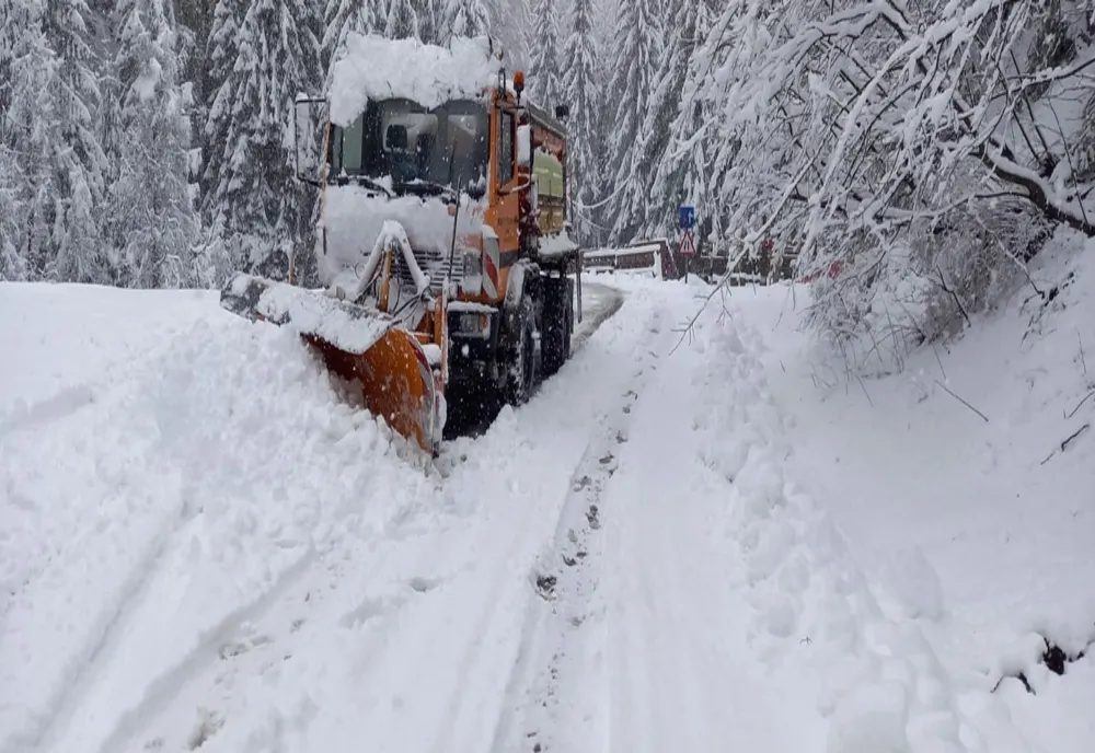 TRAFICUL RUTIER ÎNGREUNAT DE NINSORILE ABUNDENTE. AUTOSTRĂZILE ȘI DRUMURILE NAȚIONALE, ACOPERITE DE ZĂPADĂ 