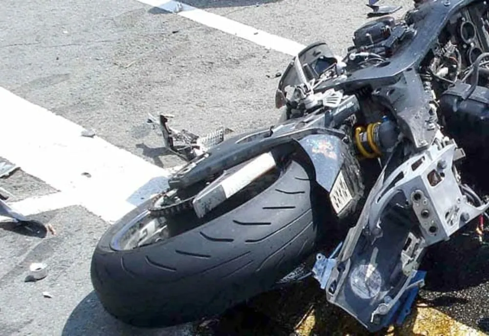Reținut pentru 24 de ore după ce a accidentat un motociclist, deși avea permisul suspendat 