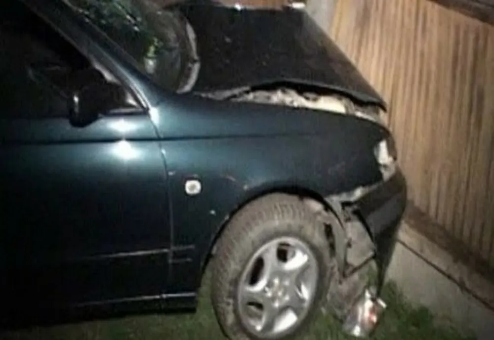 Un tânăr fără permis a ieșit în afara părții carosabile, a doborât un stâlp și a lovit un gard al unei proprietăți