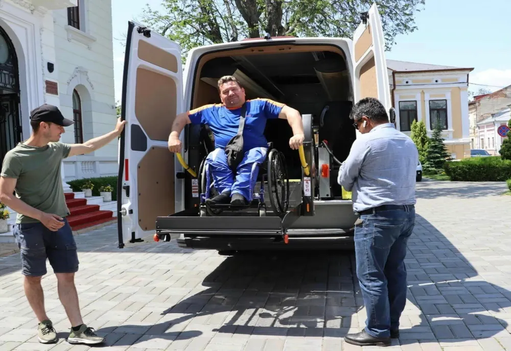 Microbuz echipat special pentru transportul persoanelor cu dizabilități locomotorii