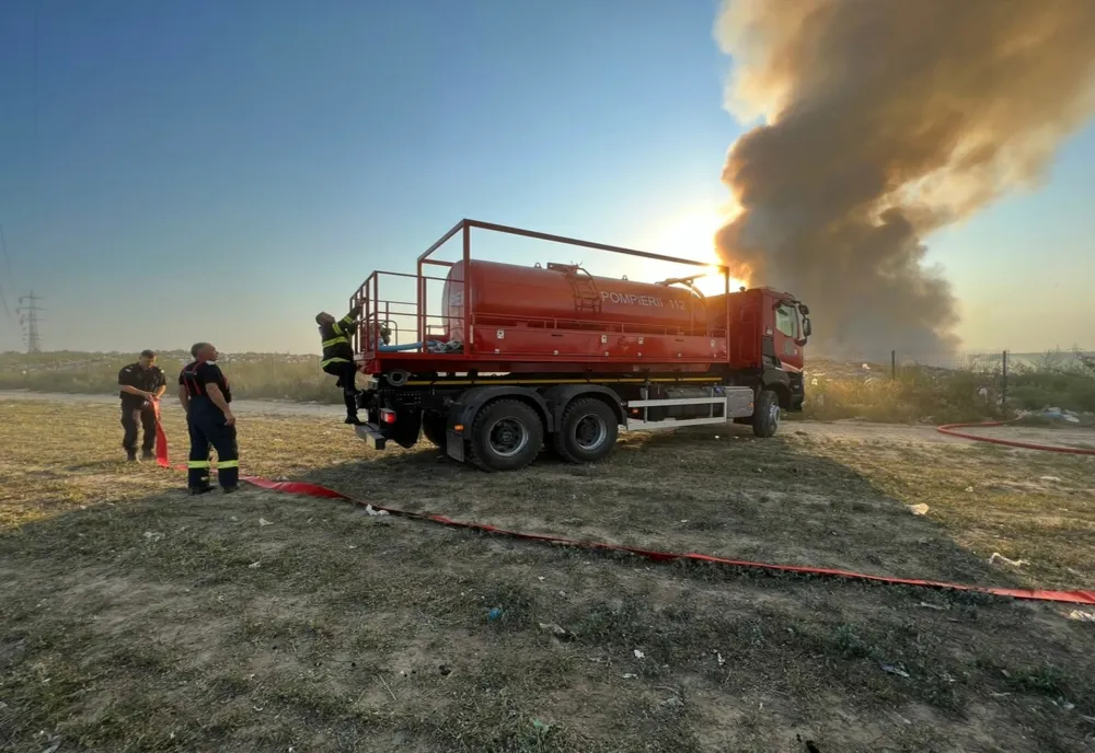 Incendiu, duminică dimineață, la groapa de gunoi din Galați