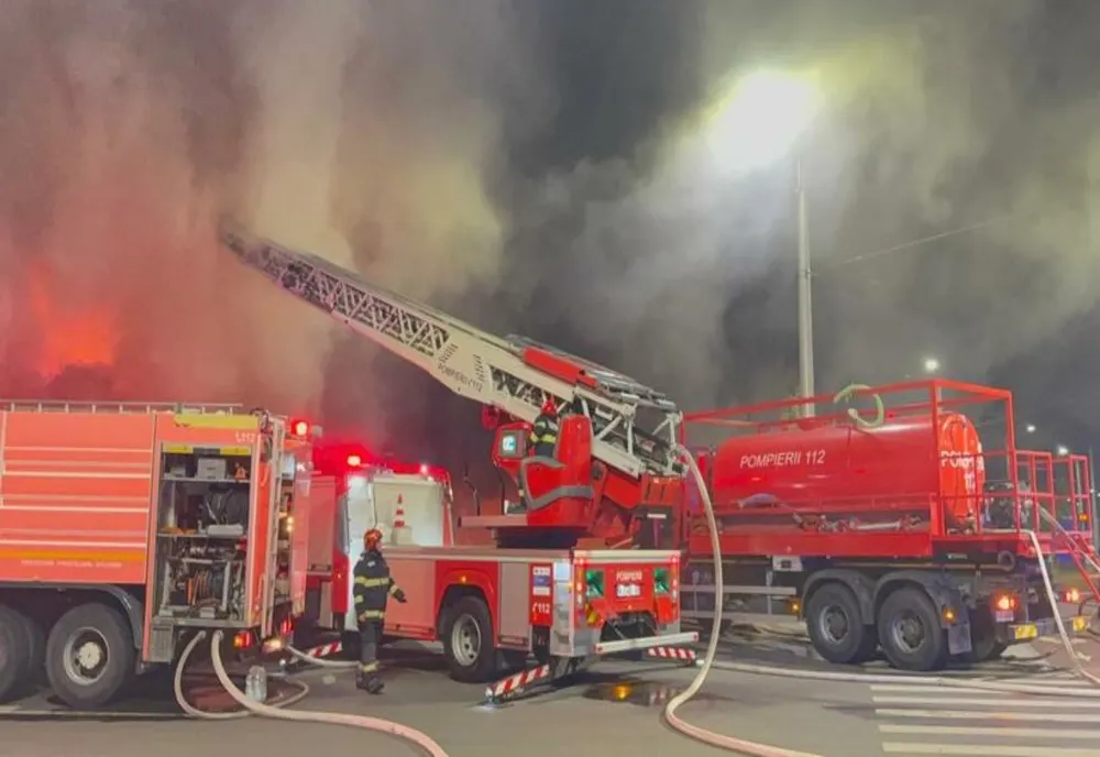 INCENDIU DE PROPORȚII LUNI SEARĂ, ÎNTR-O ZONĂ COMERCIALĂ DIN GALAȚI 