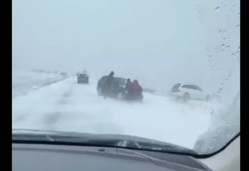 Ninsoarea și viscolul fac prăpăd pe drumuri VIDEO