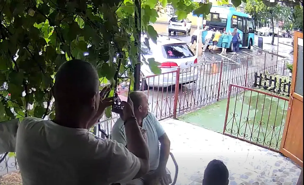 Femeile împingeau microbuzul, bărbații comentau de la terasă