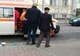 Era atât de beat, încât a intrat cu capul în ușa din mijloc a troleului