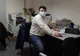 Funcţionarii gălăţeni care lucrează cu publicul poartă măşti de protecţie împotriva gripei