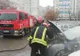 O maşină a luat foc în parcarea unui supermarket din Micro 17