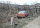 Au condus fără permis şi şi-au încheiat aventura în gard
