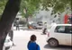 O mașină a luat foc în mers