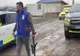 Video: O femeie și un bărbat care a încercat să o ajute pe femeie, mușcați de o haită de câini în comuna Vânători, județul Galați