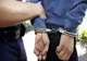 Încătușat după ce a fugit pe un câmp de polițiștii care l-au urmărit