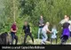 Inconștiență maximă pe Transfăgărășan! Un grup de turiști și-a adus copiii pentru o ședință foto improvizată cu ursul